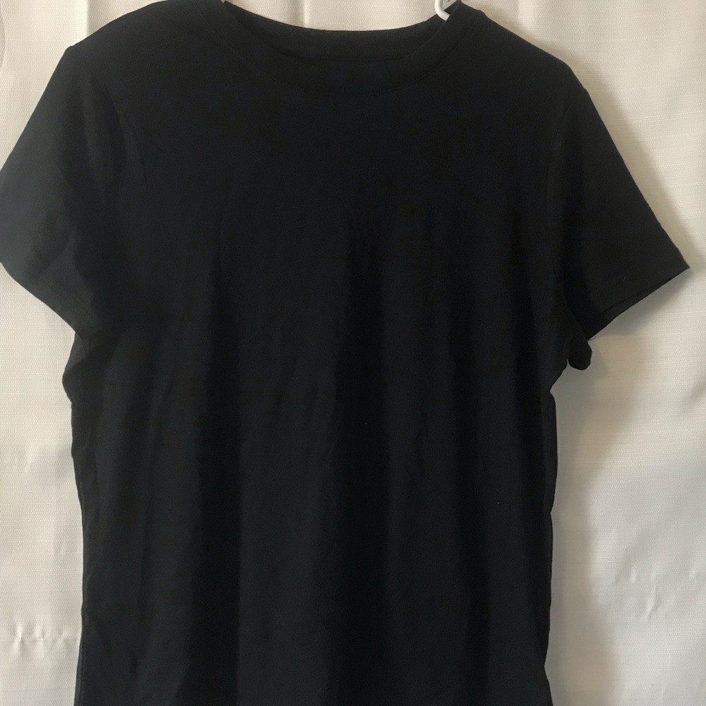 black simple t shirt